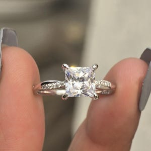 Alliance torsadée en moissanite taille princesse 2 carats, alliance vintage princesse sertie de diamants demi-éternité serti griffes vintage.