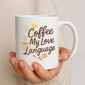 コーヒーマグのモックアップ - 居心地の良い庭の雰囲気、湯気の立つコーヒーカップ、インスピレーションあふれる名言マグ - 販売者向けライフスタイルマグのモックアップ、印刷可能なデザイン