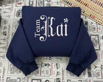 Geborduurde Team Kai-trui, Vicious Little Thing Powerless Book Merch, Kai & Paedyn-sweater