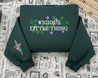 Powerless Book Sweater, geborduurd Vicious Little Thing, Kai en Paedyn