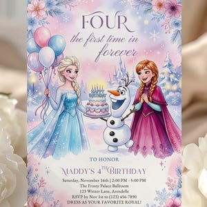 Pode incluir: Um convite de aniversário com ilustrações de personagens de desenhos animados. O design inclui o texto "FOUR the first time in forever" e detalhes da festa. Decorado com elementos florais e flocos de neve.