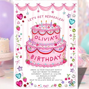 Puede incluir: Una tarjeta de invitación de cumpleaños rectangular con un pastel rosa de dos pisos con cerezas y velas. El texto dice LET'S GET BEDAZZLED! OLIVIA'S BIRTHDAY, seguido de los detalles del evento. El borde está decorado con cortinas rosas, estrellas, corazones y fresas.