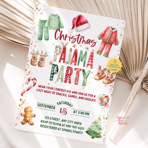 Könnte beinhalten: Eine Einladung zur Weihnachtspyjamaparty mit Aquarellillustrationen von Pyjamas, einem Weihnachtsmannhut, Rentieren und Süßigkeiten. Die Einladung enthält den Text "Christmas Pajama Party" und Veranstaltungsdetails für den 15. September um 15:00 Uhr.