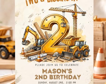 Könnte beinhalten: Eine Geburtstagseinladung mit einem Baustellen-Thema. Das Design zeigt eine große gelbe Zahl 2, Baumaschinen und den Text "TWO & DIGGING IT!". Die Einladung enthält Details für Masons 2. Geburtstag.