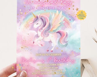Könnte beinhalten: Pastellfarbene Geburtstagseinladung mit einem Einhorn, Regenbogen und Wolken. Der Text lautet "A magical day is on the way" und enthält Details für eine 5. Geburtstagsfeier. Die Einladung wird von einer Hand gehalten.