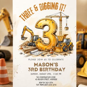 以下が含まれることがあります： 建設テーマの誕生日招待状。大きな黄色の数字3、建設車両、およびテキスト「THREE & DIGGING IT！」がデザインされています。招待状には、メーソンの3歳の誕生日の詳細が含まれています。