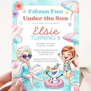 Può includere: Un invito colorato con il testo "Frozen Fun Under the Sun" per il 5° compleanno di Elsie. Il design presenta illustrazioni di Elsa, Anna, Olaf ed elementi della piscina. L'invito include i dettagli dell'evento.