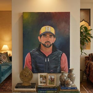 Puede incluir: Un juego de tres tazas de cerámica con un acabado mate moteado. Las tazas son en tonos crema, gris claro y gris oscuro. Cada taza tiene un diseño simple y minimalista, ideal para café o té.