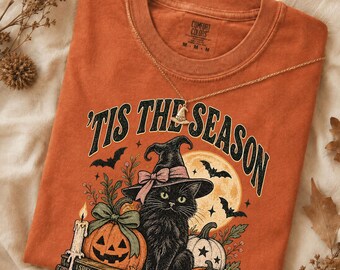 Camiseta de Halloween "Tis The Season", camiseta vintage de gato negro y calabaza, estampado de gato brujo, camiseta retro de colores cómodos para la temporada de Halloween.
