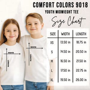 Puede incluir: Una tabla de tallas para la camiseta de peso medio para j&oacute;venes Comfort Colors 9018, que muestra medidas de ancho y largo en pulgadas para tallas de XS a XL, desde 13.50 por 18.75 pulgadas hasta 19.50 por 26.00 pulgadas, en formato de tabla.