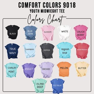 Puede incluir: Una tabla de colores de camisetas de peso medio para j&oacute;venes Comfort Colors 9018 que muestra quince camisetas de manga corta en varios colores, incluyendo negro, azul jean, flor, blanco, baya, azul marino, chambray, pimienta, azul laguna, sand&iacute;a, menta, violeta, orqu&iacute;dea, mel&oacute;n, mantequilla, arrecife y azul flo.
