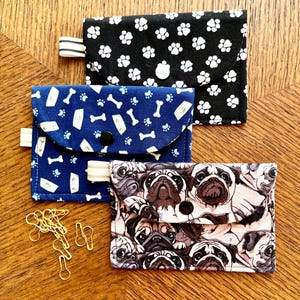 Étui Dogs Notions, porte-monnaie, porte-cartes avec carlin, empreintes de pattes, os de chien, cadeau pour amoureux des chiens, sac à main en tissu, petit mini portefeuille fait main