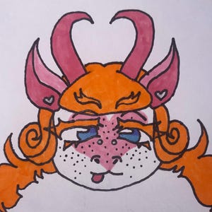 Könnte beinhalten: Eine skurrile Cartoon-Illustration einer Kreatur mit orangefarbenem Fell, herzförmigen rosa Hörnern und blauen Augen. Die Kreatur hat Sommersprossen und eine herzförmige rosa Nase. Die Ohren sind rosa mit kleinen Herzen.