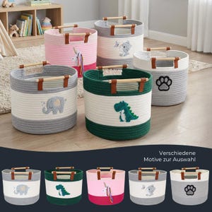 Op de afbeelding: Een collectie van vijf ronde opbergmanden van gevlochten touw met houten handvatten en bruine leren lipjes. Elke mand is voorzien van een uniek geborduurd ontwerp, waaronder een eenhoorn, olifant, dinosaurus, kat met vlinder en een pootafdruk.