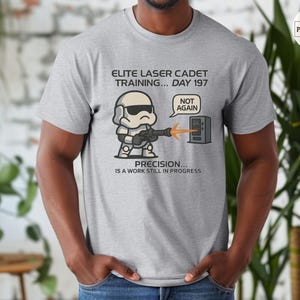 面白い宇宙士官候補生訓練Tシャツ、SFレーザーブラスターTシャツ、未来的なロボット兵士シャツ、ゲーマーやオタクへのユーモアギフト