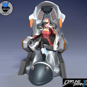 Può includere: Statuetta dettagliata di un personaggio di "Darling in the Franxx" seduto su una sedia futuristica. La figura indossa un'uniforme rossa e bianca con pantaloni neri e stivali bianchi. La sedia è argentata con dettagli arancioni. Il logo "Neko Figurines" è visibile.