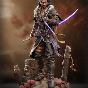 Może przedstawiać: Szczegółowa figurka wojownika z mieczem i mniejszym sztyletem. Postać ubrana jest w ciemne ubrania ze złotymi akcentami i fioletową szarfą. Miecz świeci fioletowym światłem. Podstawa ma kamienny i drewniany wzór z czerwonymi akcentami. Tekst na podstawie brzmi "Patreon.com | Neko Figurines."