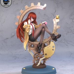 Peut inclure: Figurine détaillée d'un personnage aux longs cheveux roux, vêtu d'un manteau jaune, d'une chemise blanche et d'une jupe noire, assis dans une structure en forme de roue dentée. La base est bleue, et la figurine comprend une petite grenouille dorée. Le logo "Neko Figurines" est visible.