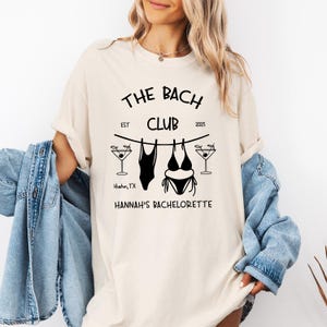 Maglietta &quot;Comfort Colors Beach Bachelorette&quot; personalizzata, articoli bikini e Martini, articoli personalizzati The Bach Club per weekend tra ragazze, maglietta &quot;Gita in spiaggia&quot;
