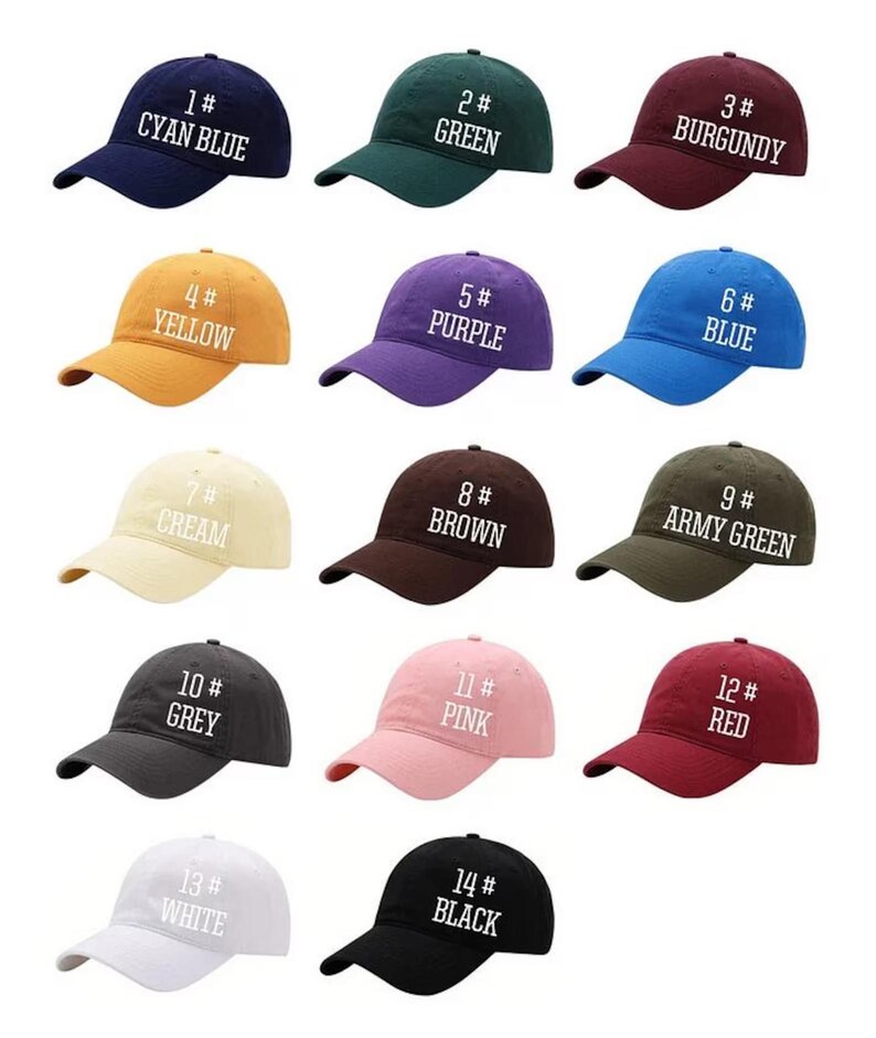 Puede incluir: Una colecci&oacute;n de gorras de b&eacute;isbol en varios colores: azul cian, verde, burdeos, amarillo, morado, azul, crema, marr&oacute;n, verde militar, gris, rosa, rojo, blanco y negro. Cada gorra est&aacute; etiquetada con un n&uacute;mero y el nombre del color.