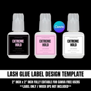 Op de afbeelding: Drie witte wimperlijmflesjes met zwarte, roze en witte etiketten met de tekst "EXTREME HOLD LASH ADHESIVE". De afbeelding bevat de tekst "LASH GLUE LABEL DESIGN TEMPLATE" en "2 inch x 2 inch volledig bewerkbaar voor gratis Canva-gebruikers".