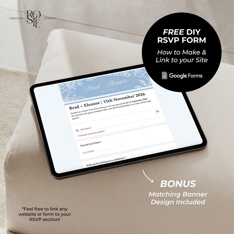 Puede incluir: Una tableta muestra una plantilla de formulario RSVP digital con un encabezado floral azul y el texto Brad + Eleanor | 15th November 2026. Un c&iacute;rculo negro contiene el texto FREE DIY RSVP FORM How to Make & Link to your Site Google Forms.