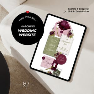 Op de afbeelding: Een digitale tablet met een trouwuitnodigingsset bestaande uit een saliegroene kaart, een witte kaart met de datum 22 september 2027, een roze RSVP-kaart en een donkerroze envelop, allemaal versierd met diepbordeauxrode en witte bloemen.