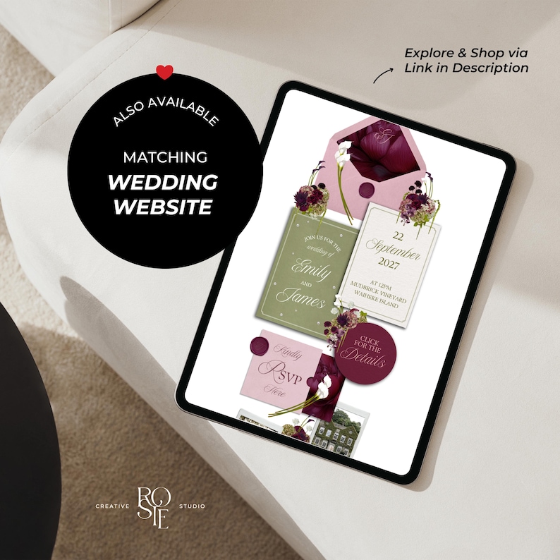 Op de afbeelding: Een digitale tablet met een trouwuitnodigingsset bestaande uit een saliegroene kaart, een witte kaart met de datum 22 september 2027, een roze RSVP-kaart en een donkerroze envelop, allemaal versierd met diepbordeauxrode en witte bloemen.