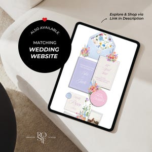 Może przedstawiać: Tablet cyfrowy wyświetlający zestaw zaproszeń ślubnych z jasnoniebieską kopertą z kwiatową wyści&oacute;łką, lawendową kartką dla Isli i Jacka, kremową kartką na 22 kwietnia 2027 r. oraz kartką RSVP, ozdobionymi kolorowymi akwarelowymi ilustracjami kwiat&oacute;w.