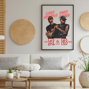 Pu&ograve; includere: Un poster rettangolare con i ritratti di Usher Raymond e Chris Brown in abiti neri. Il testo recita Usher Raymond, Chris Brown e The R & B Tour in rosso. Ogni artista ha una firma stampata sotto la propria immagine su sfondo bianco.