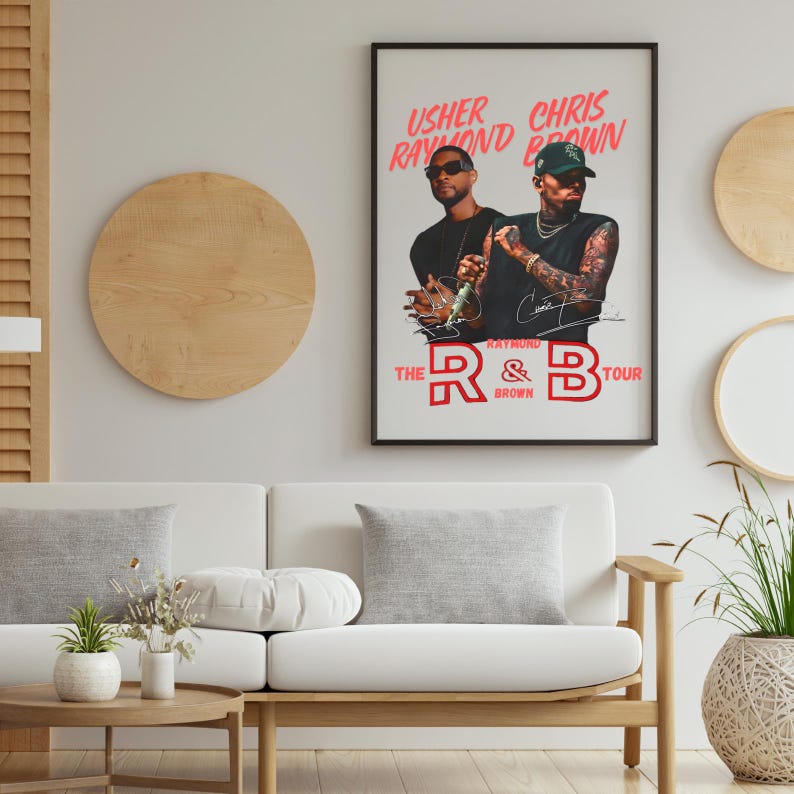 Pu&ograve; includere: Un poster rettangolare con i ritratti di Usher Raymond e Chris Brown in abiti neri. Il testo recita Usher Raymond, Chris Brown e The R & B Tour in rosso. Ogni artista ha una firma stampata sotto la propria immagine su sfondo bianco.