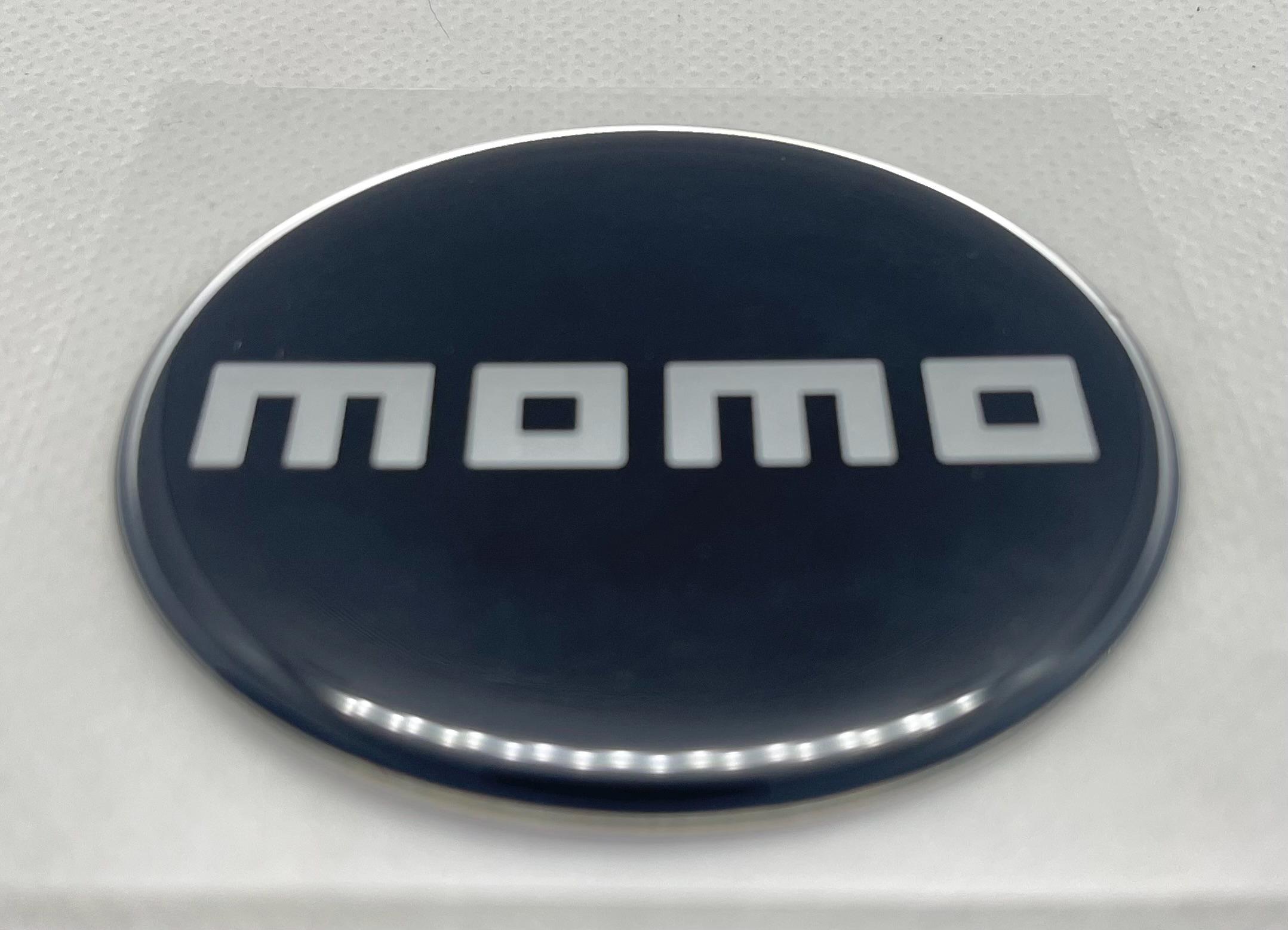 MOMOロゴ 3Dドーム型ジェルステッカー：自動車用エンブレム - 60mm