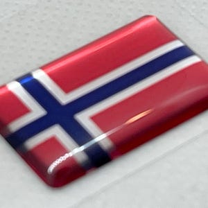 Adesivo bombato con bandiera 3D di alta qualità della Norvegia, logo bandiera, argento rosso 32 x 20 mm