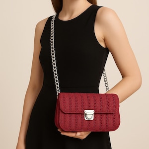 Handgestrickte bordeauxfarbene Häkel-Clutch mit Kettenriemen, strukturierte Abendtasche für Frauen, elegante handgefertigte Tasche für Partys und Geschenke