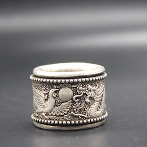 Tybetański srebrny pierścień na kciuk: rzeźbiony smok i feniks, obrotowy