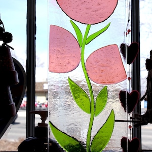 Big and Bright minimalist flowers show off on a textured hanging glass panel!  Fused glass Spring flowers  Glass art wall panels