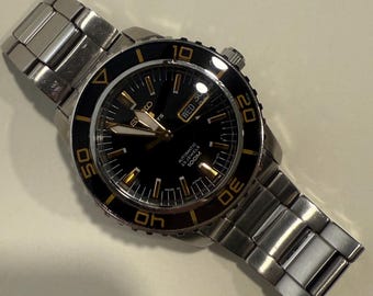 SEIKO 5. SNZH57 7s36-04N0 deportivo automático esfera negra y dorada Japón