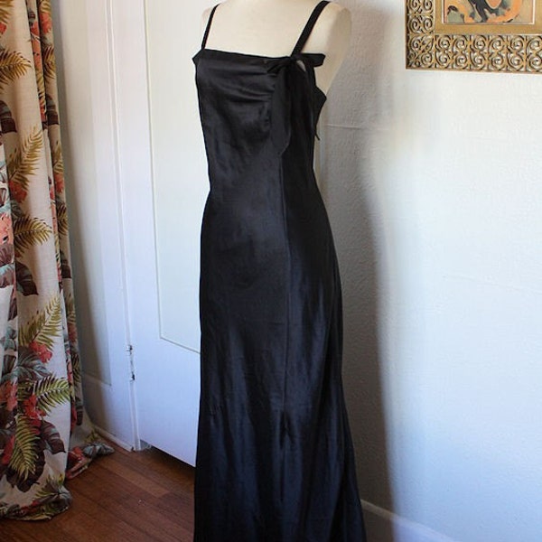 VALENTINO 1930's Style Vintage Designer Couture Satin Bias Cut Long Nightgown Gown - Old Hollywood Glamour - Bow & Pleating Detail - Size M