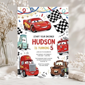 Puede incluir: Una tarjeta de invitación de cumpleaños con coches de carreras y camiones animados, incluyendo un coche rojo, una carretilla elevadora azul, un camión de bomberos, un camión y una grúa marrón. Texto: START YOUR ENGINES! HUDSON IS TURNING 5.