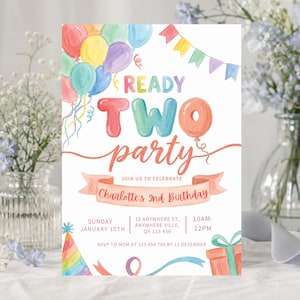 Puede incluir: Una tarjeta de invitación de cumpleaños con ilustraciones en acuarela de globos coloridos, una guirnalda, un gorro de fiesta y un regalo. El texto dice READY TWO party, JOIN US TO CELEBRATE, Charlotte's 2nd Birthday, Sunday January 10th, 10AM-12PM, y detalles de RSVP.