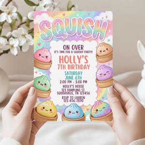 Könnte beinhalten: Eine rechteckige Geburtstagseinladungskarte mit Regenbogenhintergrund, Wolken und Herzen. Der Text lautet SQUISH, ON OVER IT'S TIME FOR A SQUISHY PARTY, HOLLY'S 7TH BIRTHDAY, SATURDAY JUNE 6TH, 2:00 PM - 3:00 PM, HOLLY'S HOUSE, 123 DUMPLING ST, SQUISHVILLE, TN 123456, RSVP TO LAUREN 123-456-7890. Sechs bunte Cartoon-Teigtaschen in Bambusdämpfern umgeben den Text.