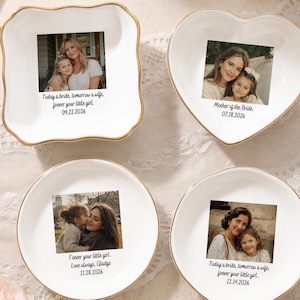 Puede incluir: Cuatro platos de cerámica blanca con bordes dorados, cada uno con una fotografía personalizada de dos personas y texto impreso. Los platos son cuadrados, en forma de corazón y redondos, mostrando fechas y frases en letra negra.