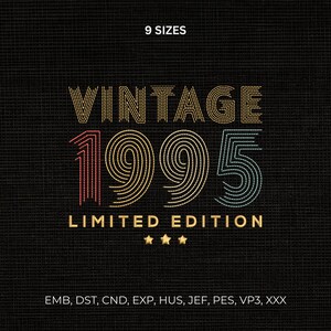 Può includere: Un file di ricamo con il testo VINTAGE 1995 LIMITED EDITION in uno stile cucito multicolore su sfondo nero. Il design include tre piccole stelle ed elenca 9 SIZES e i formati di file EMB, DST, CND, EXP, HUS, JEF, PES, VP3, XXX.