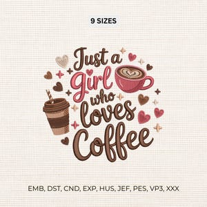 Puede incluir: Un diseño de bordado con el texto Just a girl who loves Coffee en letra cursiva marrón y rosa. El diseño incluye una taza de café rosa con arte latte, un vaso de café marrón con pajita y varios corazones y estrellas pequeños de color rosa y marrón.