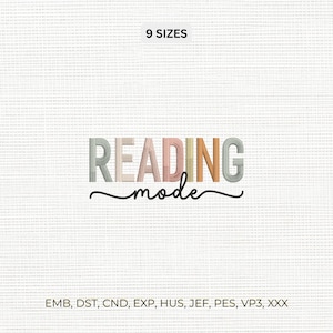 Pode incluir: Um design de bordado apresentando o texto READING em letras de bloco multicoloridas e a palavra mode em escrita cursiva preta. Acima do texto está a etiqueta 9 SIZES, e abaixo uma lista de formatos de arquivo: EMB, DST, CND, EXP, HUS, JEF, PES, VP3, XXX.
