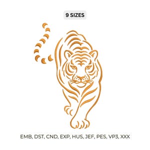 Op de afbeelding: Een borduurontwerp van een tijger in goud-oranje garenkleur, afgebeeld vanuit een vooraanzicht met een gebogen staart. De afbeelding bevat de tekst 9 SIZES bovenaan en EMB, DST, CND, EXP, HUS, JEF, PES, VP3, XXX aan de onderzijde.
