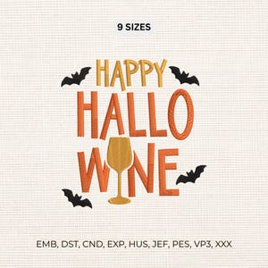 Pode incluir: Um design de bordado com o texto HAPPY HALLO WINE em fio laranja e dourado, onde uma taça de vinho dourada substitui a letra I. Quatro morcegos pretos rodeiam o texto. O texto 9 SIZES e os formatos de ficheiro são visíveis.