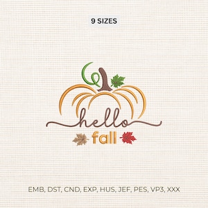 Puede incluir: Un diseño de bordado que presenta el contorno de una calabaza naranja con un tallo marrón y una enredadera verde. Debajo de la calabaza, el texto "hello fall" está escrito en letras cursivas y de molde marrones, flanqueado por una hoja de arce marrón y una roja. El texto "9 SIZES" y los formatos de archivo son visibles.