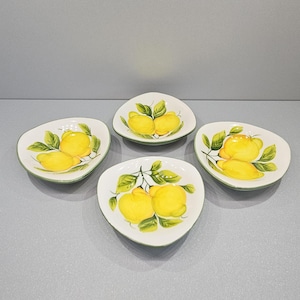 Può includere: Set di tre tazze in ceramica con finitura opaca e macchiettata. Le tazze sono nei toni del crema, grigio chiaro e grigio scuro. Ogni tazza ha un design semplice e minimalista, perfetto per caffè o tè.