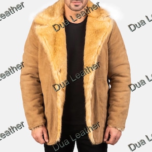 Peut inclure: Un manteau en cuir marron clair avec un col et une garniture en fourrure marron clair. Le manteau a un design classique avec une fermeture à boutons et des poches. L'image montre le manteau sur une personne, mais l'accent est mis sur les détails et la texture du vêtement.